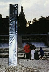 Stele und Kirche