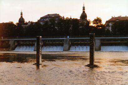 Zwei Stelen im Abendlicht